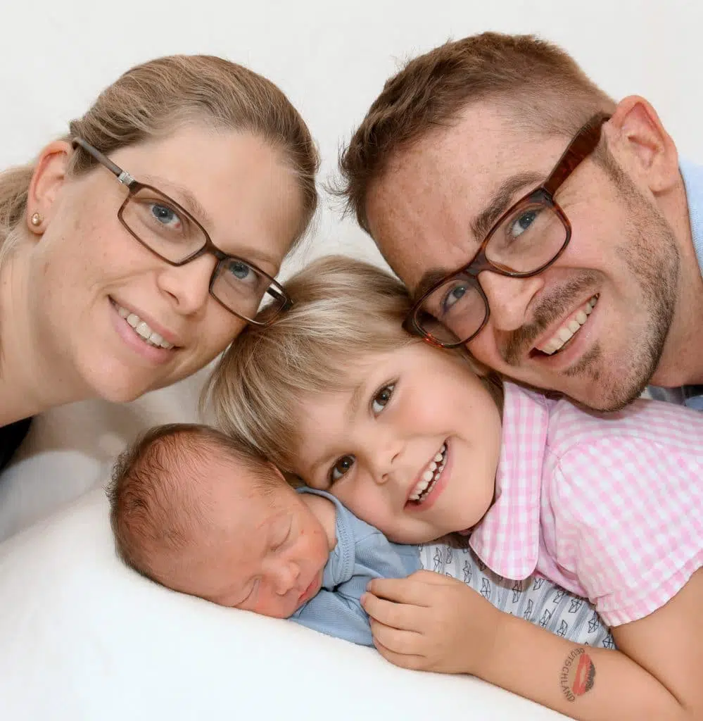 Foto von Julia und Markos Familie - mit Kleinkind und Baby